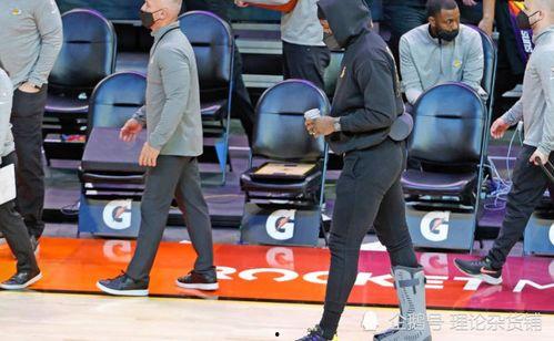 明星脚扭伤照片,温馨瞬间记录康复之路