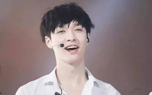 化妆师爆料张艺兴视频,化妆师亲述明星护肤与妆容技巧